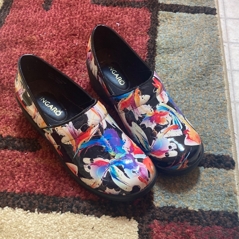 A pair of Bright shiny shoes ..  size 8 Ingaro Brand.